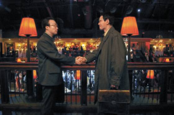 대북 공작원 '흑금성'과 1997년 대선 당시 '총풍 사건'을 모티브로 제작된 영화 '공작'의 한 장면.