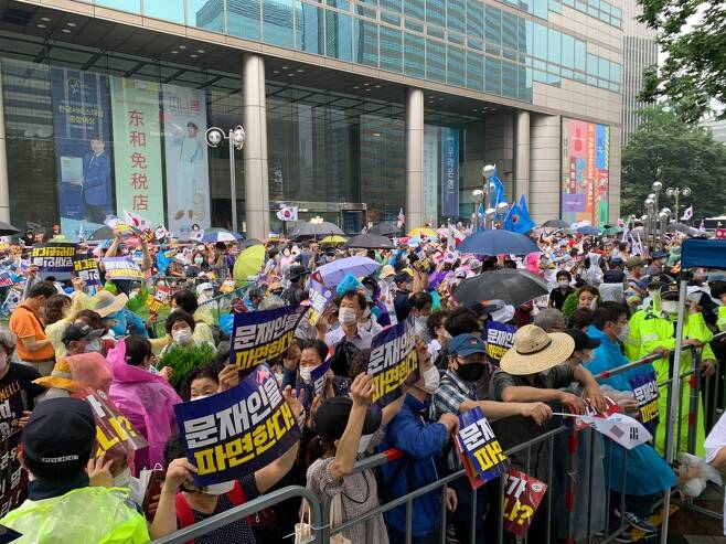 15일 정오 서울 종로구 동화면세점 인근 광화문 일대에서 집회 참가자들이 모여있다./사진=이강준 기자