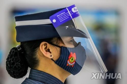 마스크 위에 얼굴 가림막을 착용한 필리핀 경찰. 2020.8.12 [신화=연합뉴스]