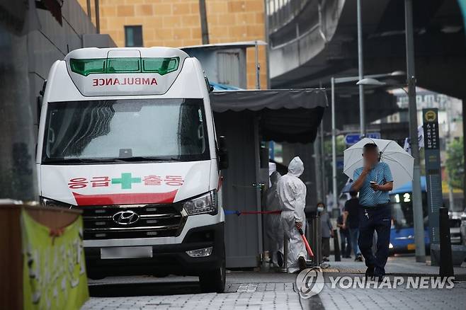 서울시 '사랑제일교회 4천53명 진단검사 이행명령' (서울=연합뉴스) 강민지 기자 = 서울시가 15일 브리핑을 통해 신종 코로나바이러스 감염증(코로나19) 집단감염이 발생한 성북구 사랑제일교회 교인과 방문자 4천53명에게 진단검사 이행을 명령했다. 시는 즉각대응반을 출동시키고 성북구보건소와 역학조사·접촉자 조사를 실시 중이다. 사진은 이날 사랑제일교회 관할 성북보건소 코로나19 선별진료소. 2020.8.15 mjkang@yna.co.kr