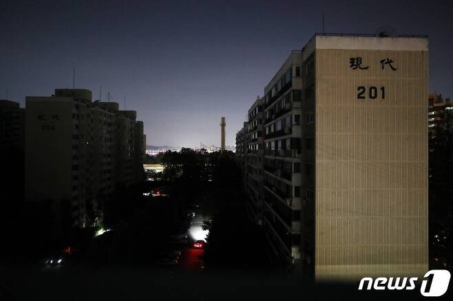17일 오후 서울 강남구 압구정동 현대14차 아파트가 정전이돼 불이 꺼져 있다. 2020.8/17/뉴스1 © News1 이승배 기자