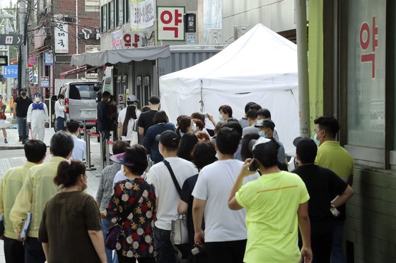 서울 성북부 보건소에 마련된 선별진료소 앞에서 지역 주민들이 검사를 받기 위해 대기하고 있다. 김성룡 기자
