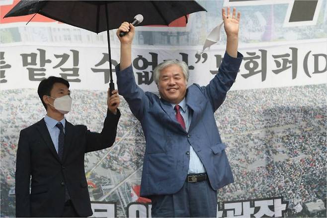 전광훈 목사가 15일 오후 서울 종로구 동화면세점 앞에서 열린 보수단체 광복절 집회에 참석하고 있다. 이한형기자