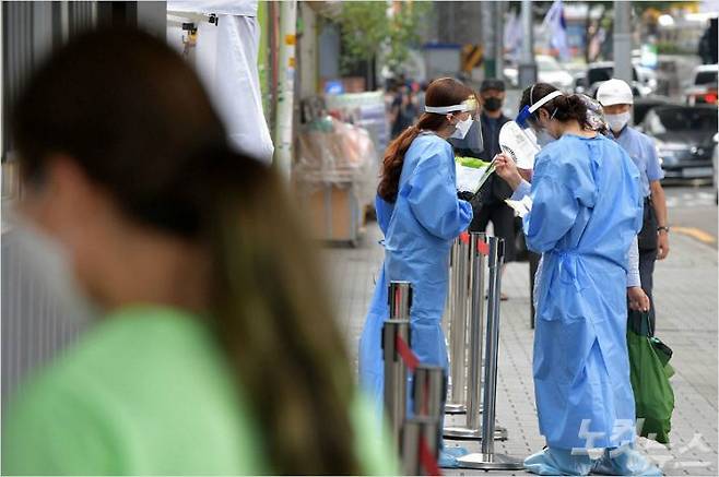 17일 서울 성북구보건소에 마련된 신종 코로나바이러스감염증(코로나19) 임시 선별진료소에서 시민들이 검사를 받고 있다. 박종민기자