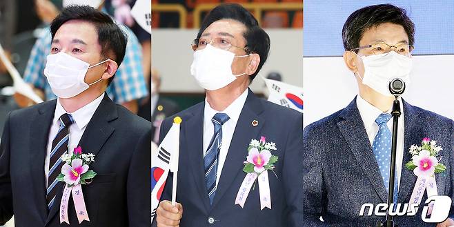 지난 15일 제주시 조천체육관에서 열린 제75주년 광복절 경축식에서 원희룡 제주도지사와 좌남수 제주도의회 의장, 이석문 제주도교육감이 이례적으로 제주4·3 동백꽃 배지를 패용하지 않은 채 행사에 참여하고 있다.2020.8.18 /뉴스1© News1