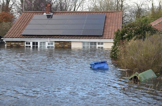 지난 1월 많은 비가 내려 집이 물에 잠긴 영국 북부지역. 겨울마다 비가 많이 내리는 영국은 2000년부터 일찌감치 '기후변화가 폭우를 몰고오면 어떻게 대응할 지' 고민했다. AFP=연합뉴스