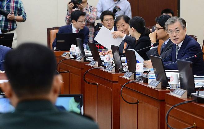 2015년 10월 5일 인사청문회에서 이순진 의장 후보자가 문재인 국방의원의 질의를 듣고 있다.