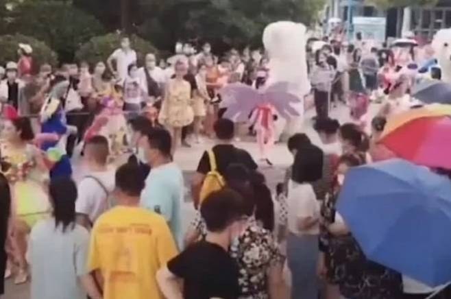 중국 당국이 후베이성 우한의 유명 관광지를 무료로 방문할 수 있는 이벤트를 펼친 이후 수많은 사람이 사회적 거리두기와 같은 방역활동 없이 우한으로 몰려들었다(사진=웨이보)