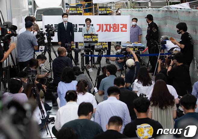 강연재 사랑제일교회 자문변호사가 17일 오전 서울 성북구 사랑제일교회 앞에서 서울시 고발 및 언론발표 내용 관련 기자회견을 하고 있다./뉴스1 © News1 이재명 기자