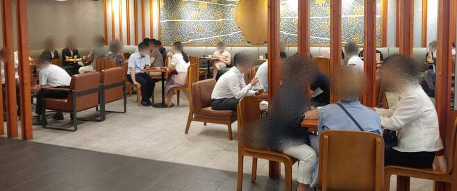 지난 19일 광화문 근처의 한 카페에서 사람들이 커피를 마시며 대화를 나누고 있는 모습.