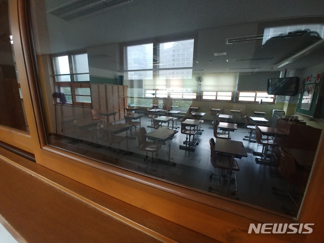 [수원=뉴시스]천의현 기자=경기 수원의 한 학교가 수업을 온라인 원격으로 전환하면서 교실이 비어있다.