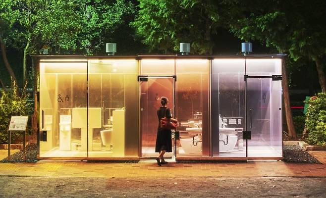 일본 도쿄 시부야구 공원에 설치된 투명 화장실 ['도쿄 화장실 프로젝트' 홈페이지 갈무리. 재판매 및 DB 금지]