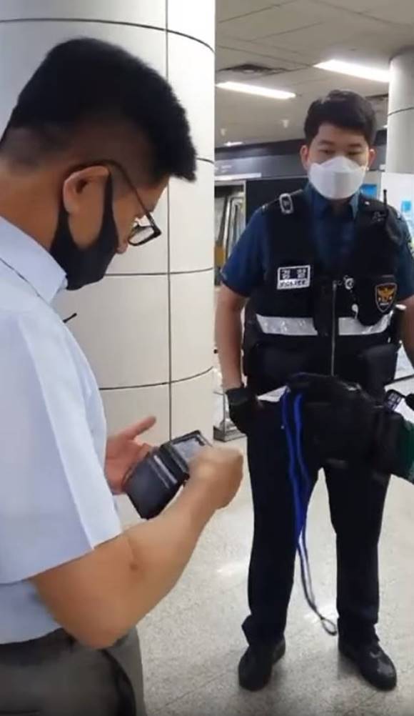 김문수 전 경기도지사가 경찰에게 신분증을 보여주면서 "나 김문수야"라고 말했다. /김문수 전 경기도지사 페이스북