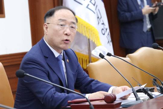 국유재산정책심의위 주재하는 홍남기 부총리
(서울=연합뉴스) 김승두 기자 = 홍남기 경제부총리 겸 기획재정부 장관이 18일 오후 정부서울청사에서 열린 국유재산정책심의위원회를 주재하며 발언하고 있다. 2020.8.18
kimsdoo@yna.co.kr
(끝)