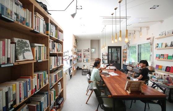 이곳의 메인 공간인 1층 풍경. 이들은 긴 테이블에 모여 앉자 마자 그간 못다한 이야기를 나누기 시작했다. 우상조 기자