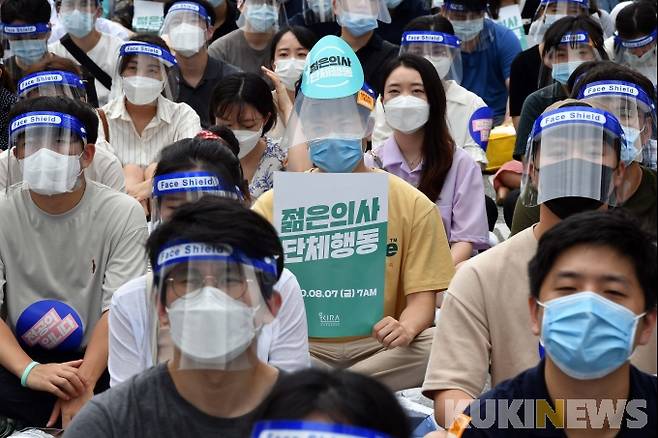  지난 7일 오후 서울 여의도공원 입구에서 총파업 집회를 가진 젊은의사들. 