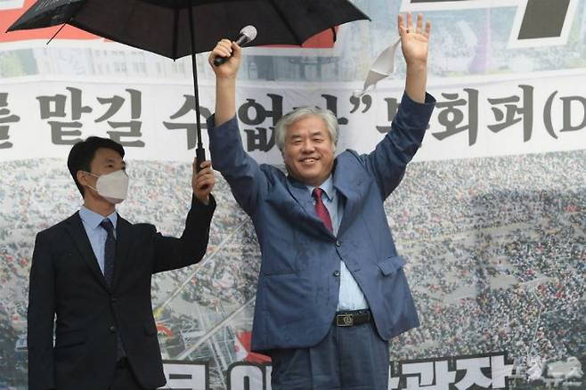 전광훈 목사가 15일 오후 서울 종로구 동화면세점 앞에서 열린 보수단체 광복절 집회에 참석하고 있다. (사진=이한형 기자/자료사진)