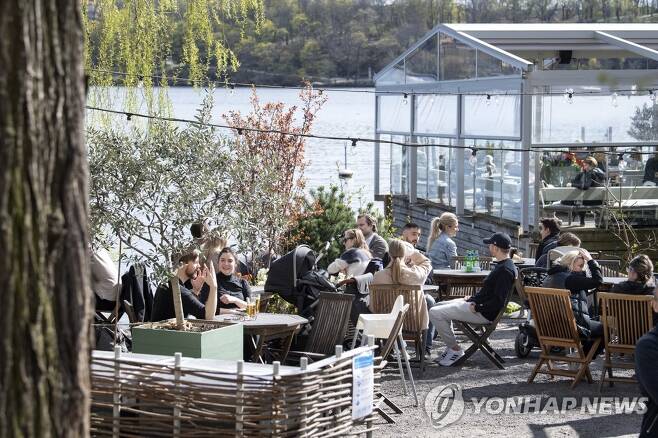 지난 4월 코로나19에도 스웨덴 야외 카페에 모인 시민들 [EPA=연합뉴스 자료사진]