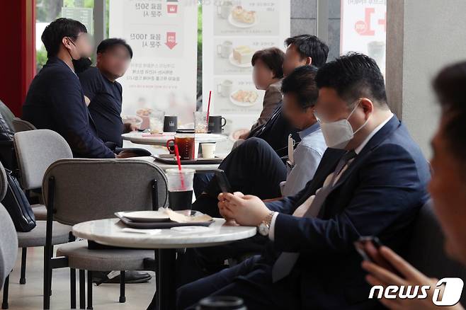 서울 시내 한 커피전문점에서 시민들이 커피를 마시고 있다.© News1 황기선 기자
