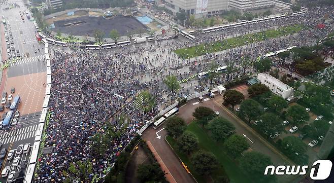 보수단체 회원들이 15일 서울 종로구 광화문광장에서 집회를 하며 청와대로 행진하고 있다. 2020.8.15/뉴스1 © News1 김명섭 기자