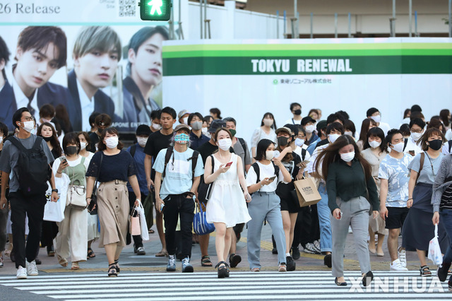 [도쿄=신화/뉴시스]20일 일본 도쿄 시부야에서 마스크를 쓴 사람들이 건널목을 건너고 있다. 2020.08.21.