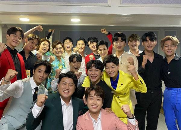 미스터트롯 콘서트 멤버들이 모여 화이팅을 외쳤다. /장민호 인스타그램
