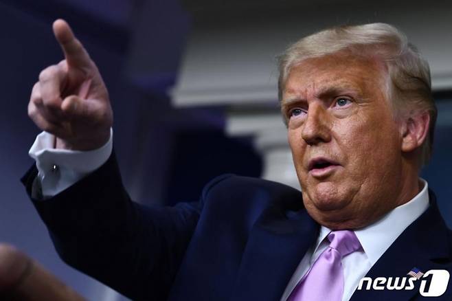 도널드 트럼프 미국 대통령이 19일(현지시간) 워싱턴 백악관 브래디 브리핑룸에서 취재진에게 답변을 하고 있다. 2020.08.19./사진=(워싱턴 AFP=뉴스1)