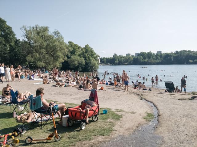 스웨덴 수도 스톡홀름에 있는 한 호숫가에서 10일(현지시간) 마스크를 쓰지 않은 사람들이 시간을 보내고 있다. 스톡홀름=신화 뉴시스