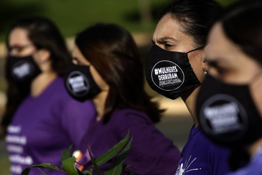 지난달 브라질 수도 브라질리아 국회 앞에서 신종 코로나바이러스 감염증(코로나19)에 대처하는 정부의 비효율성에 항의하는 시위가 열려 여성 운동가들이 "타도 보우소나루"라고 쓰인 마스크를 쓰고 시위하고 있다. /사진=[브라질리아=AP/뉴시스]