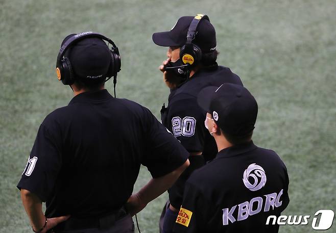 비디오판독 결과를 기다리고 있는 프로야구 심판위원들. /뉴스1 © News1 이성철 기자