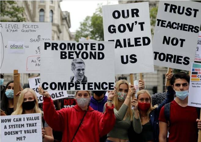 영국의 고교생과 교사들이 지난 15일(현지시각) 런던 교육부 청사 앞에서 인공지능에 의한 학점 혼란 사태에 항의하며 가빈 윌리엄슨 장관의 사퇴를 요구하고 있다. 로이터 연합뉴스