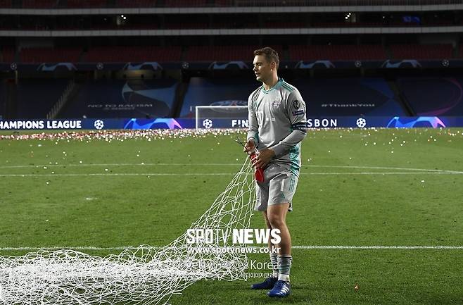 ▲ UEFA 챔피언스리그 결승전이 끝나고 우승을 기념하기 위해 자신이 지켰던 골망을 자른 마누엘 노이어.