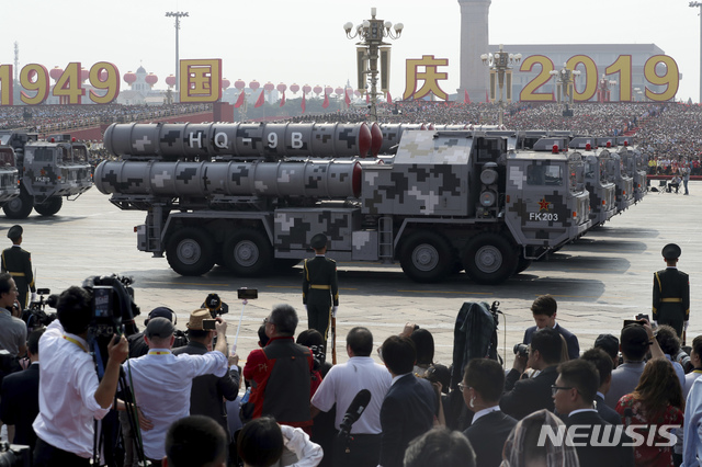 【베이징=AP/뉴시스】중국 베이징 톈안먼광장에서 1일 열린 신중국 70주년 기념 열병식에 대공미사일 HQ-9B가 선보이고 있다. 미사일은 '훙치'라고도 부른다. 2019.10.01