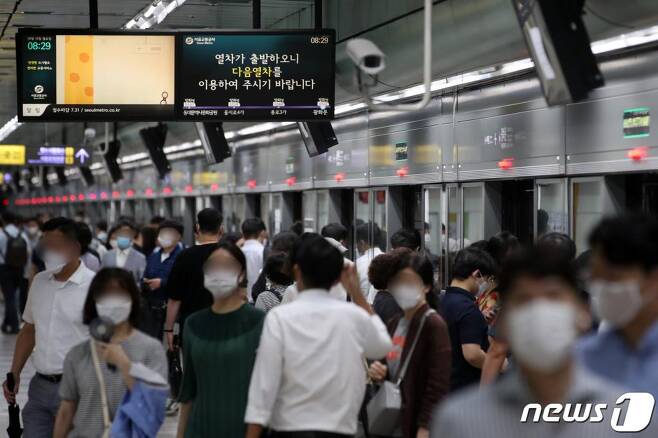 10일 오전 서울 세종대로 지하철 광화문역에서 승객들이 내리고 있다.  /사진=뉴스1