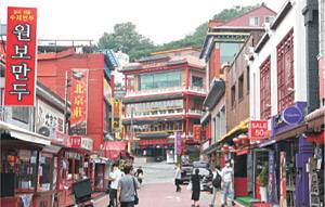 붉은 간판을 내건 중국집들이 즐비한 인천 차이나타운. 유사(類似) 해외여행의 기분을 느낄 수 있는 곳이다.