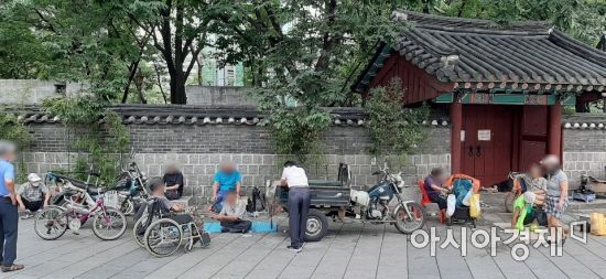 26일 오후 서울 종로구 탑골공원 인근에 노인들이 휴식을 취하고 있다. 사진=한승곤 기자 hsg@asiae.co.kr.
