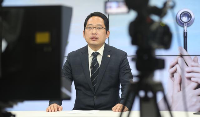 26일 서울 용산구 대한의사협회 방송실에서 최대집 협회장이 인터넷 생방송으로 파업관련 입장발표를 하고 있다. 뉴스1
