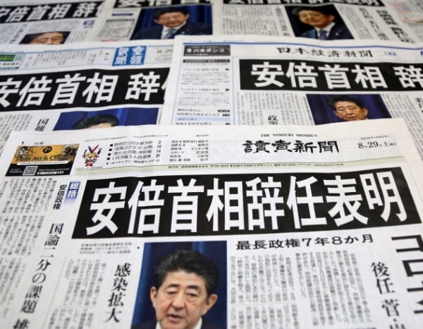 29일 일본 도쿄도에서 발행된 주요 일간지 1면에 아베 신조 일본 총리가 전날 사의를 표명한 사실이 보도돼 있다. /사진=연합뉴스