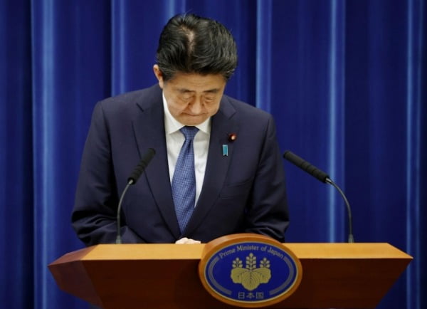 아베 신조 일본 총리가 지난 28일 도쿄 총리관저에서 기자회견을 통해 총리직 사임을 밝히면서 고개를 숙이고 있다. /사진=연합뉴스
