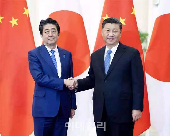 아베 신조(왼쪽) 일본 총리와 시진핑(오른쪽) 중국 국가 주석.  (사진=신화/연합통신)