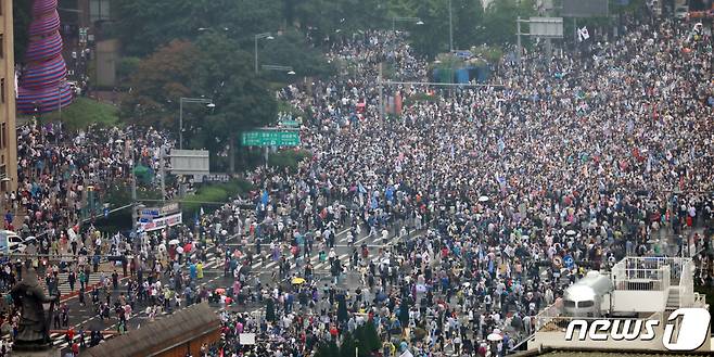 지난 15일 보수단체 회원들이 서울 종로구 광화문 네거리에서 집회를 하고 있다. © News1 김명섭 기자