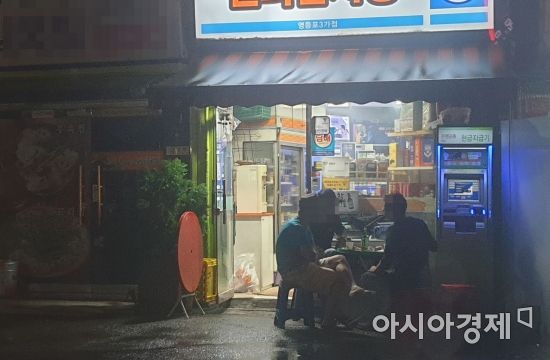 정부의 사회적 거리두기 2.5단계 조치가 처음 적용된 30일 0시 10분께 서울 영등포구의 한 편의점 앞에서 설치된 야외테이블에서 시민들이 술을 마시고 있다. /사진=유병돈 기자 tamond@