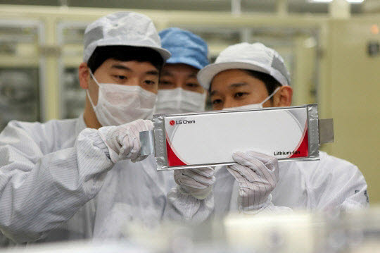 LG화학 충북 오창공장에서 연구원들이 전기차 배터리를 점검하고 있는 모습.