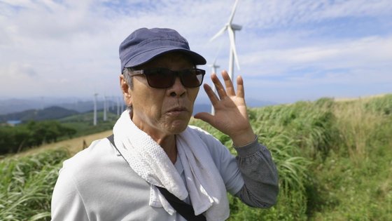영양군 삼의리 주민인 남실관 씨가 풍력발전단지가 마을에 미치는 영향에 대해 설명하고 있다. 김동환PD