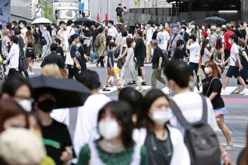 마스크 쓴 행인들로 붐비는 도쿄 거리. [교도=연합뉴스 자료사진]
