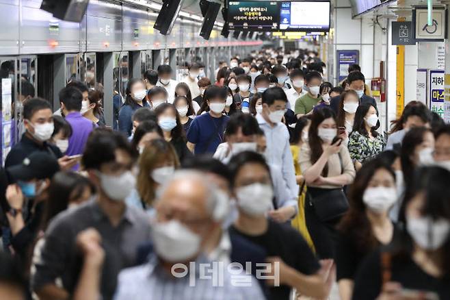 지난 18일 오전 서울 종로구 광화문역에서 마스크를 쓴 시민들이 출근길 발걸음을 옮기고 있다.(사진=이영훈 기자)
