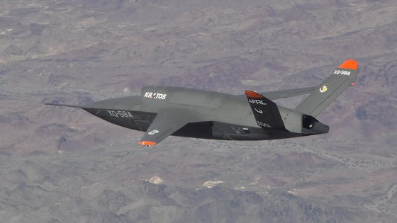 미국 공군이 유인 전투기를 보조할 목적으로 개발 중인 XQ-58A 발키리가 시험 비행을 하고 있다. [미 공군]