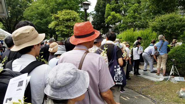 지난해 9월 1일 일본 도쿄도 스미다구 요코아미초공원에서 개최된 간토대지진 조선인 학살 희생자 추도식에서 참석자들이 추도비에 헌화하고 있다.