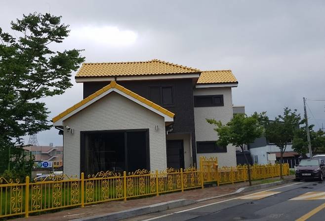 지붕과 울타리가 노란색으로 칠해진 전 장성군 공무원 A씨의 집 ⓒA씨 제공