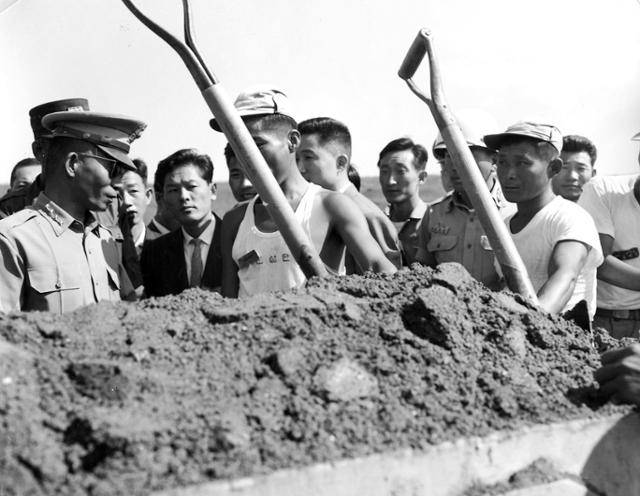 1962년 9월 15일 당시 국가재건최고회의 의장이었던 박정희 대통령이 경북선 철도공사 현장에서 일하고 있는 국토건설단 단원들을 격려하고 있다. 한국일보 자료사진